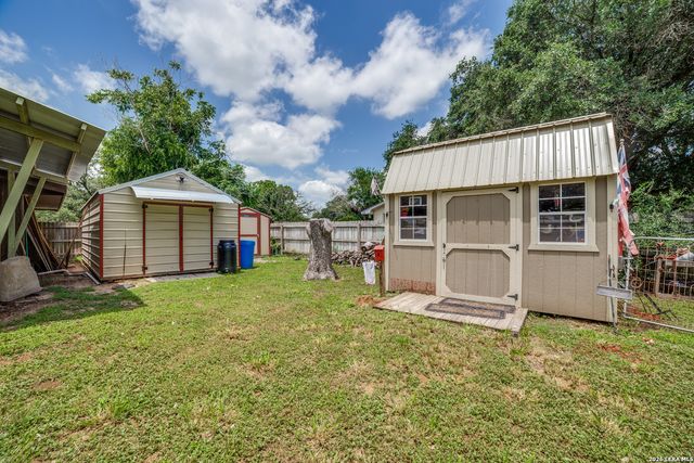 206 Jay Drive, Devine, TX 78016