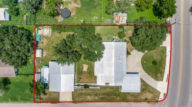 206 Jay Drive, Devine, TX 78016