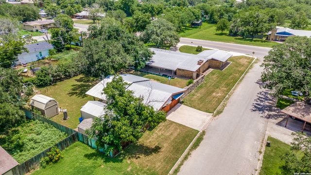 206 Jay Drive, Devine, TX 78016