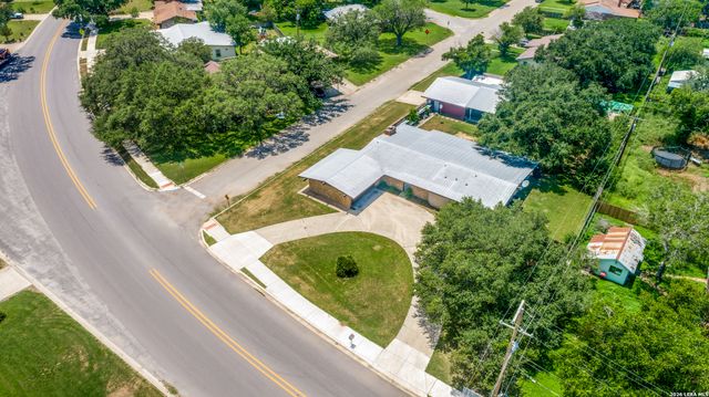 206 Jay Drive, Devine, TX 78016