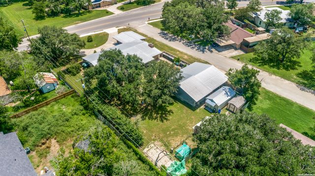 206 Jay Drive, Devine, TX 78016