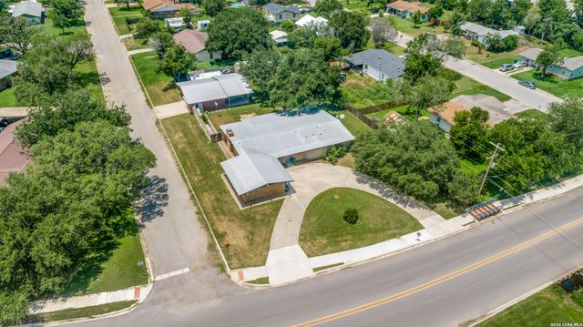 206 Jay Drive, Devine, TX 78016
