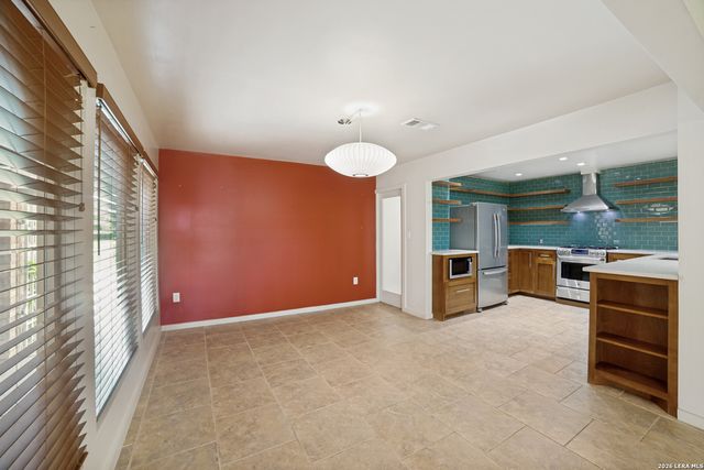 206 Jay Drive, Devine, TX 78016