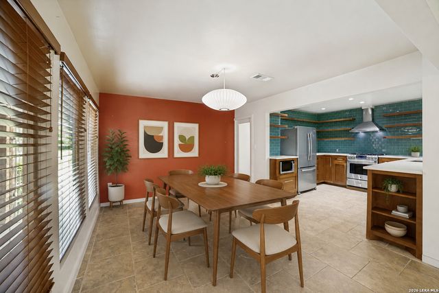 206 Jay Drive, Devine, TX 78016