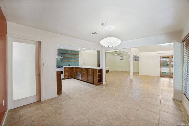 206 Jay Drive, Devine, TX 78016