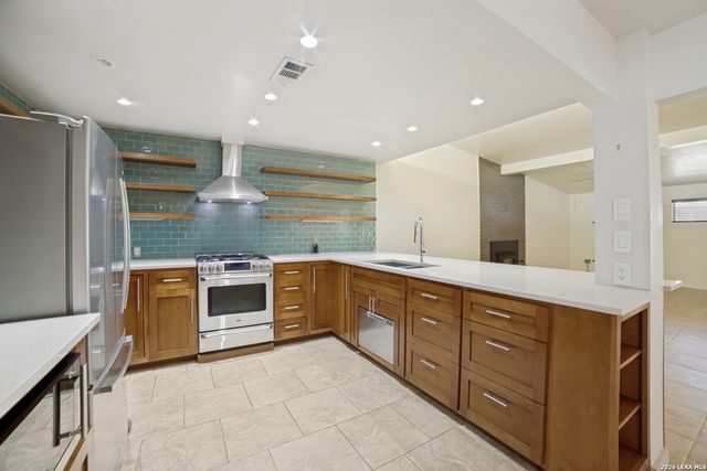 206 Jay Drive, Devine, TX 78016