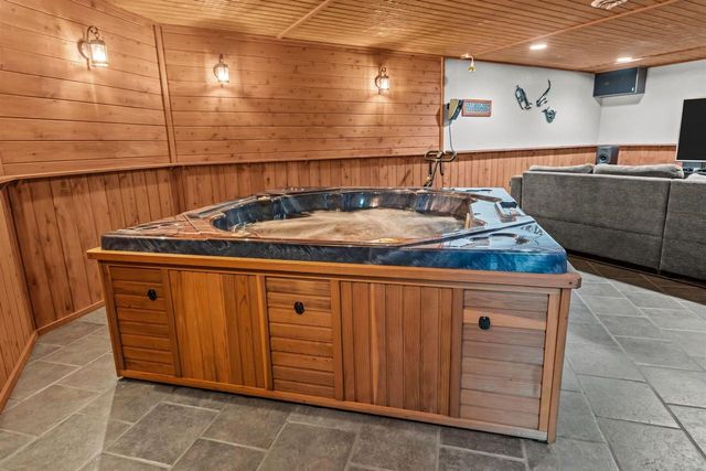 2345 BRANTWOOD DRIVE, Neenah, WI 54956