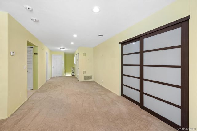 86 W Cambridge Drive W 86, Copiague, NY 11726