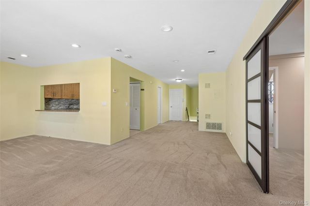 86 W Cambridge Drive W 86, Copiague, NY 11726