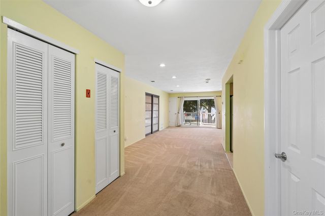 86 W Cambridge Drive W 86, Copiague, NY 11726