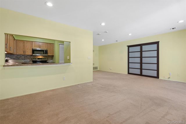 86 W Cambridge Drive W 86, Copiague, NY 11726