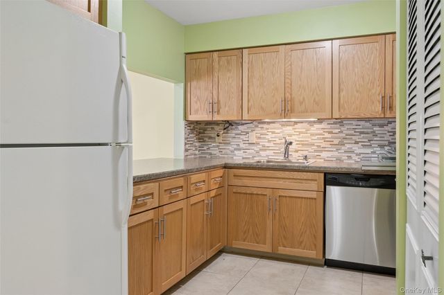 86 W Cambridge Drive W 86, Copiague, NY 11726