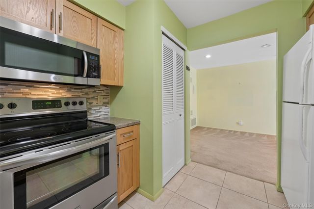 86 W Cambridge Drive W 86, Copiague, NY 11726