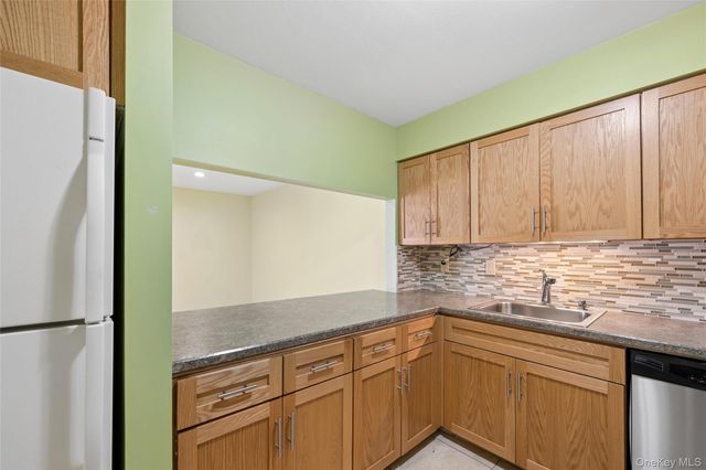 86 W Cambridge Drive W 86, Copiague, NY 11726