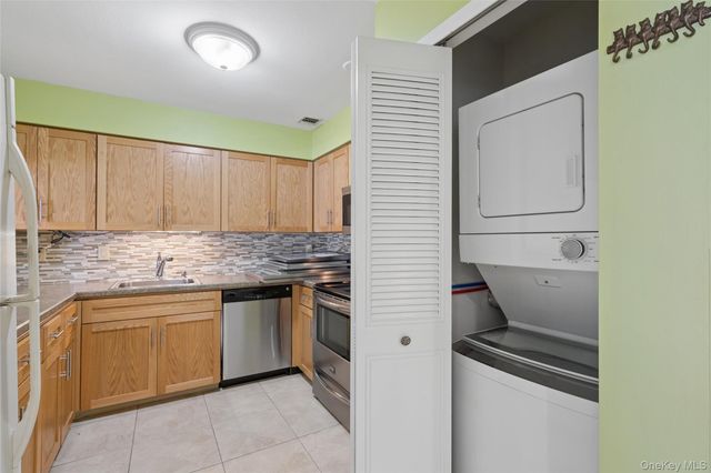 86 W Cambridge Drive W 86, Copiague, NY 11726