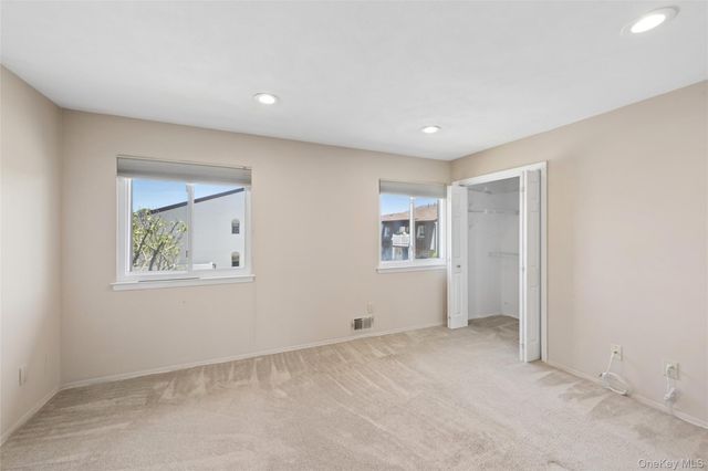 86 W Cambridge Drive W 86, Copiague, NY 11726
