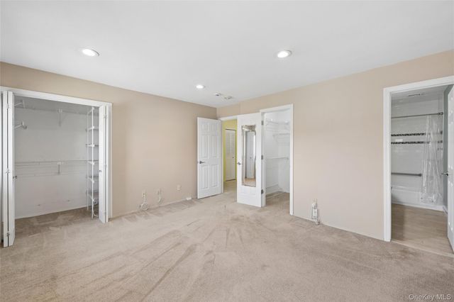 86 W Cambridge Drive W 86, Copiague, NY 11726
