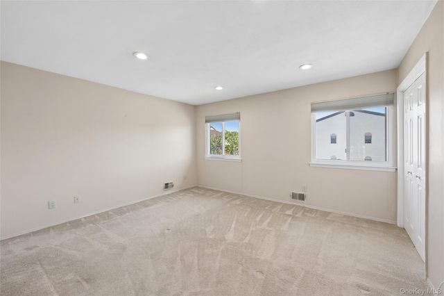86 W Cambridge Drive W 86, Copiague, NY 11726