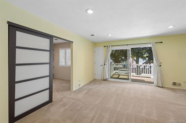 86 W Cambridge Drive W 86, Copiague, NY 11726