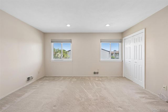 86 W Cambridge Drive W 86, Copiague, NY 11726
