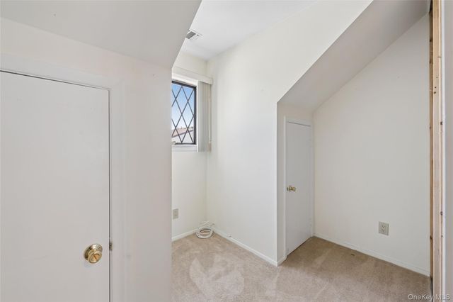 86 W Cambridge Drive W 86, Copiague, NY 11726
