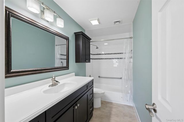 86 W Cambridge Drive W 86, Copiague, NY 11726