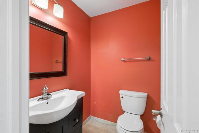 86 W Cambridge Drive W 86, Copiague, NY 11726