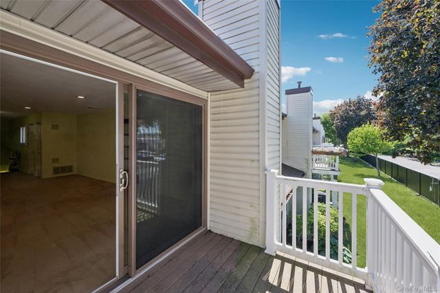 86 W Cambridge Drive W 86, Copiague, NY 11726