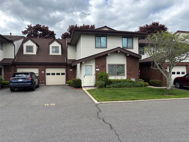 86 W Cambridge Drive W 86, Copiague, NY 11726