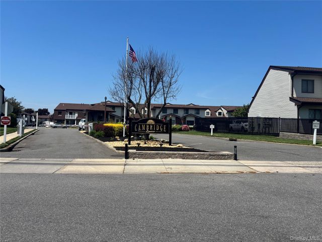 86 W Cambridge Drive W 86, Copiague, NY 11726