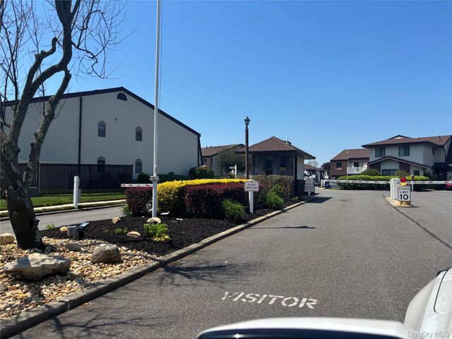 86 W Cambridge Drive W 86, Copiague, NY 11726