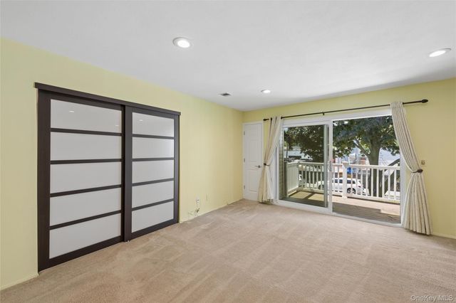 86 W Cambridge Drive W 86, Copiague, NY 11726