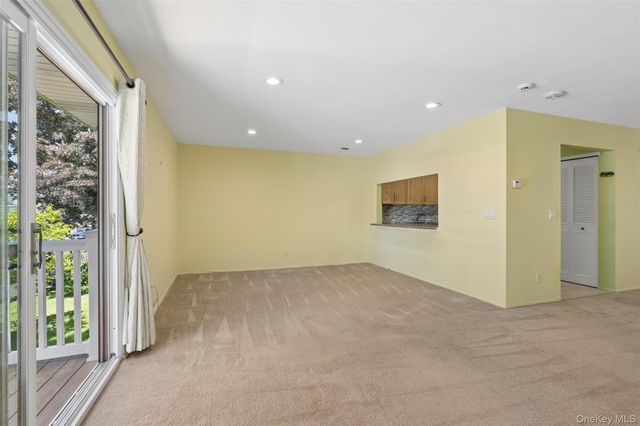 86 W Cambridge Drive W 86, Copiague, NY 11726