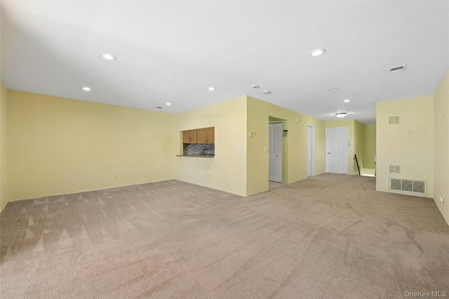86 W Cambridge Drive W 86, Copiague, NY 11726