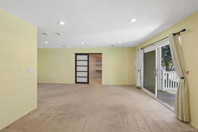 86 W Cambridge Drive W 86, Copiague, NY 11726