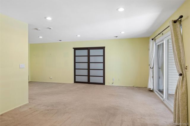 86 W Cambridge Drive W 86, Copiague, NY 11726