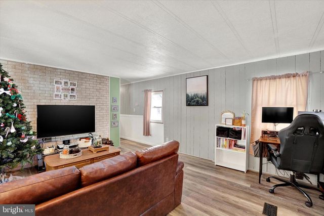 805 LAKE CIR, Mount Wolf, PA 17347