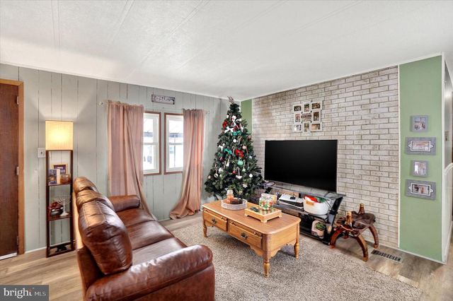 805 LAKE CIR, Mount Wolf, PA 17347