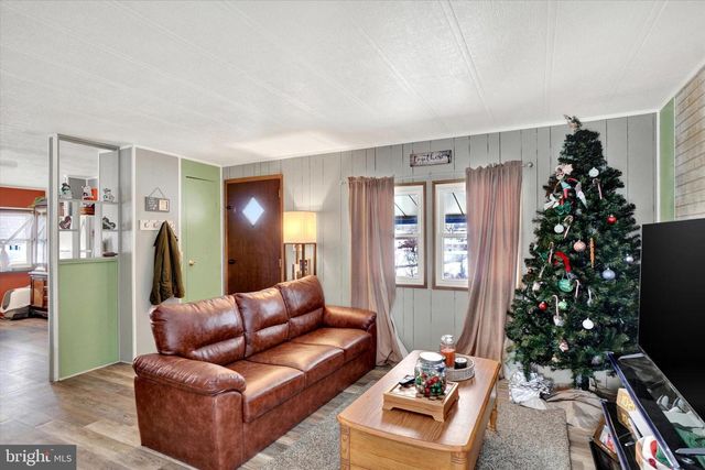 805 LAKE CIR, Mount Wolf, PA 17347