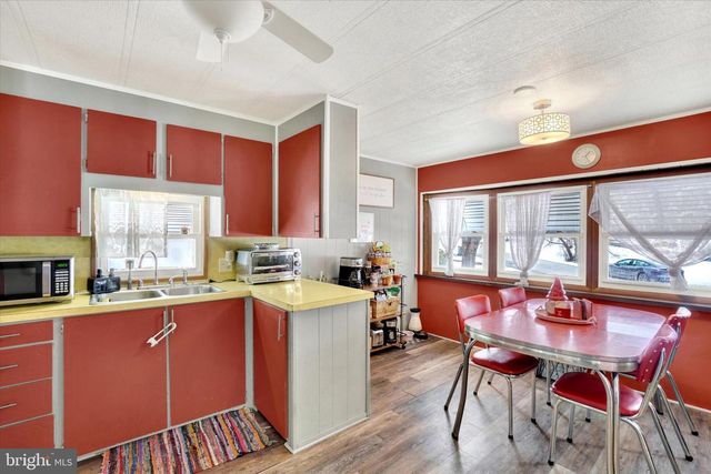 805 LAKE CIR, Mount Wolf, PA 17347