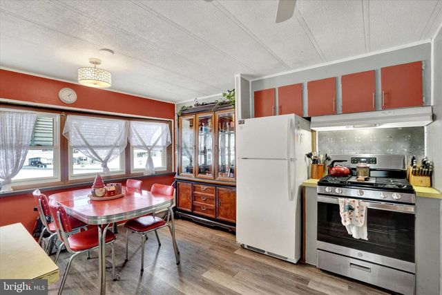 805 LAKE CIR, Mount Wolf, PA 17347