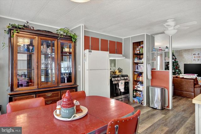 805 LAKE CIR, Mount Wolf, PA 17347