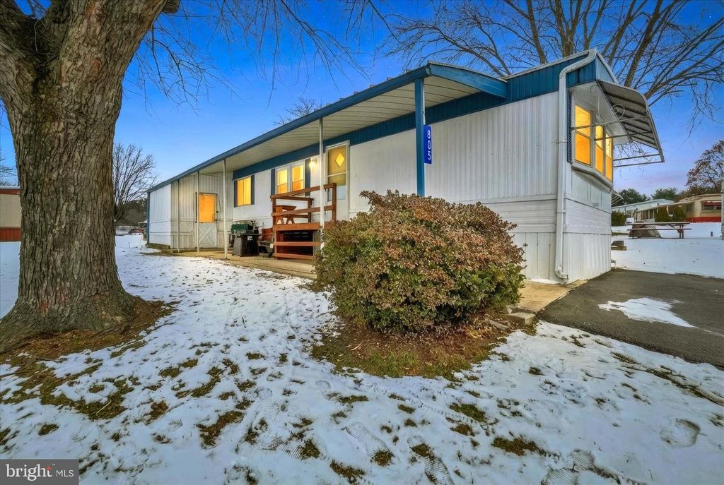 805 LAKE CIR, Mount Wolf, PA 17347