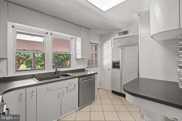 2215 DIXIE DR, York, PA 17402