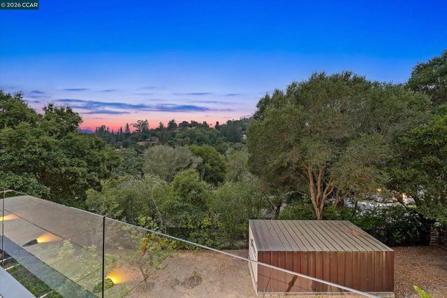2 Crane Ct, Orinda, CA 94563