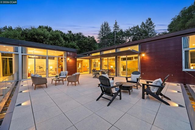 2 Crane Ct, Orinda, CA 94563