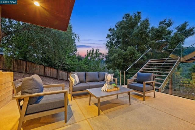 2 Crane Ct, Orinda, CA 94563