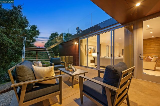 2 Crane Ct, Orinda, CA 94563