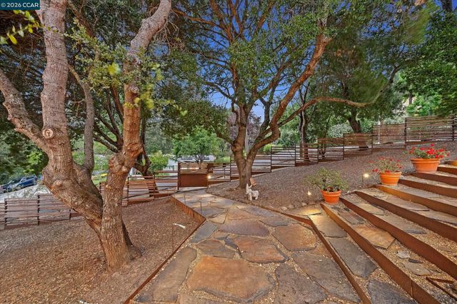2 Crane Ct, Orinda, CA 94563
