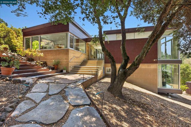2 Crane Ct, Orinda, CA 94563